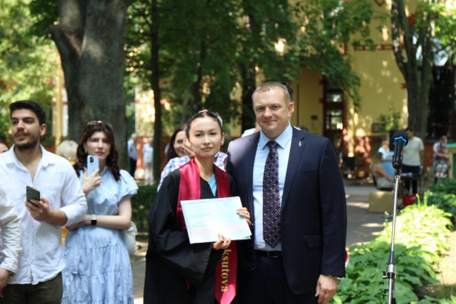 Иностранным выпускникам Педиатрического университета вручили дипломы о высшем образовании 78