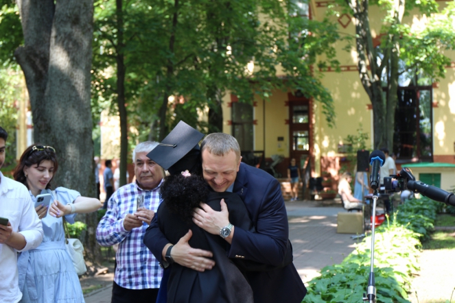 Иностранным выпускникам Педиатрического университета вручили дипломы о высшем образовании 82