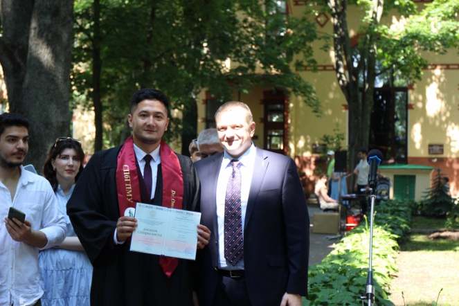 Иностранным выпускникам Педиатрического университета вручили дипломы о высшем образовании 86