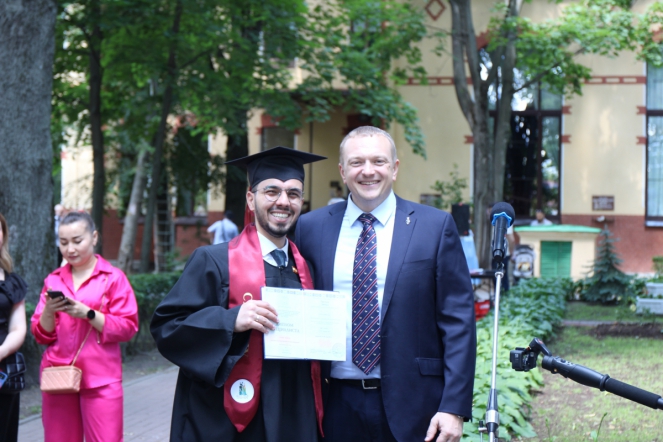 Иностранным выпускникам Педиатрического университета вручили дипломы о высшем образовании 90