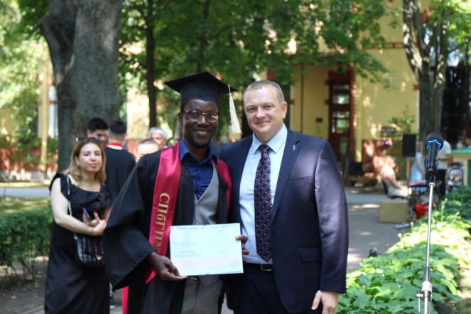 Иностранным выпускникам Педиатрического университета вручили дипломы о высшем образовании 92