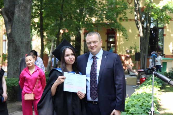 Иностранным выпускникам Педиатрического университета вручили дипломы о высшем образовании 96
