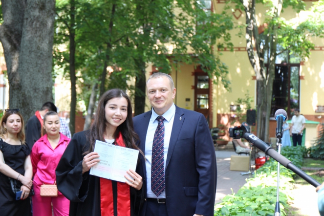 Иностранным выпускникам Педиатрического университета вручили дипломы о высшем образовании 100