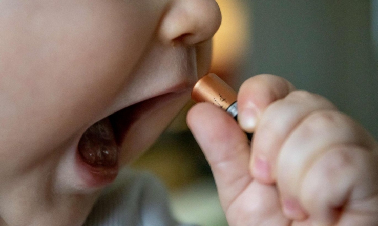 Врачи Педиатрического университета рассказали, что делать, если ребенок проглотил магнит или батарейку