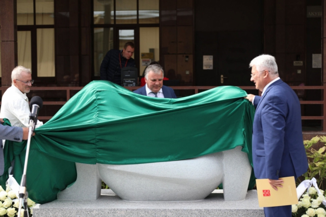 В Педиатрическом университете открыли скульптурную композицию «Ожидание новой жизни» 3