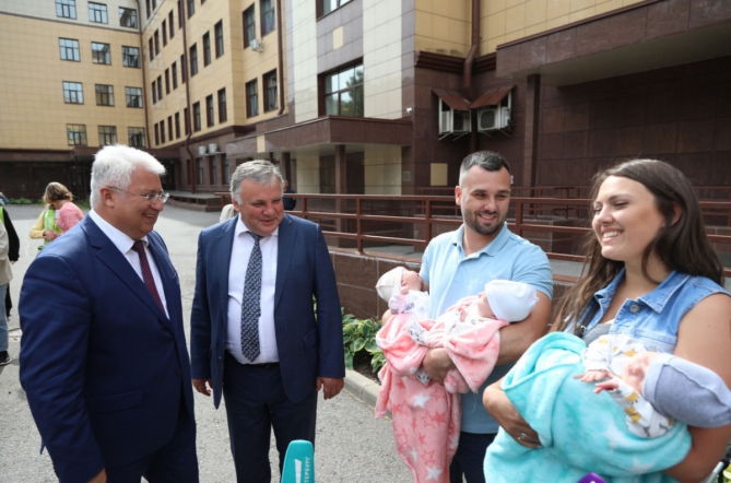 В Педиатрическом университете открыли скульптурную композицию «Ожидание новой жизни» 5