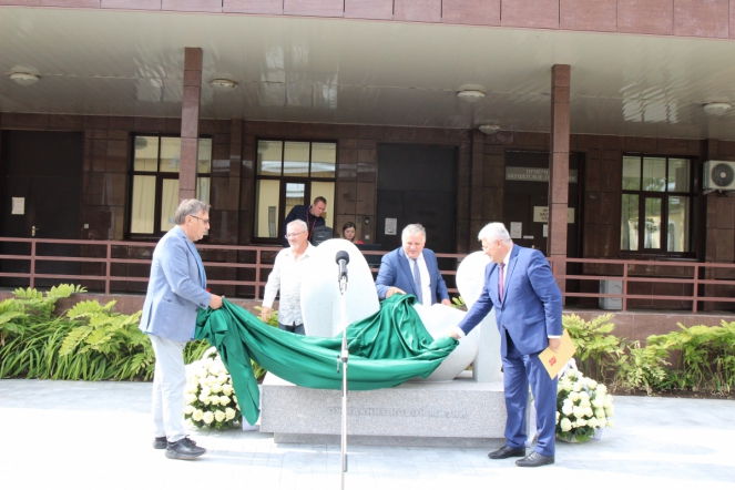 В Педиатрическом университете открыли скульптурную композицию «Ожидание новой жизни» 9