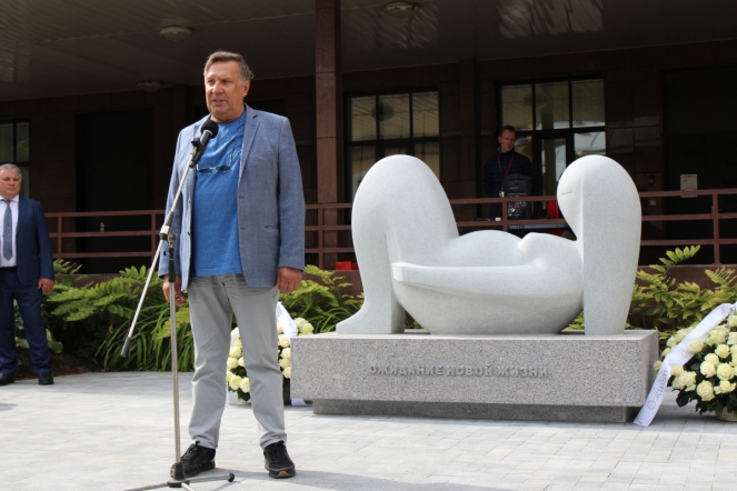 В Педиатрическом университете открыли скульптурную композицию «Ожидание новой жизни» 12