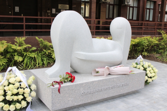 В Педиатрическом университете открыли скульптурную композицию «Ожидание новой жизни»