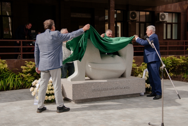 В Педиатрическом университете открыли скульптурную композицию «Ожидание новой жизни» 22