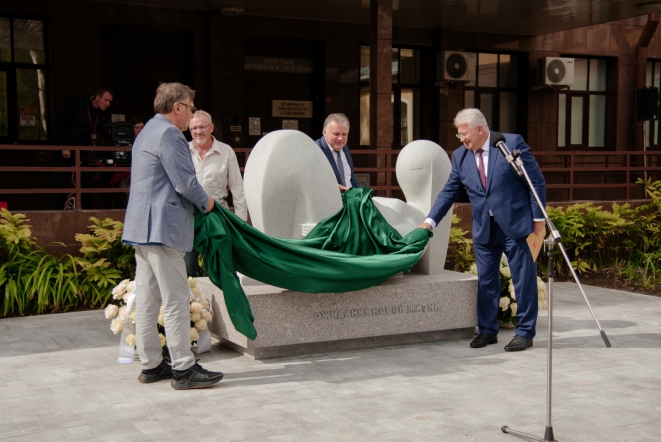 В Педиатрическом университете открыли скульптурную композицию «Ожидание новой жизни» 23