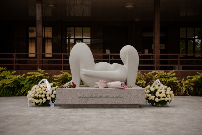 В Педиатрическом университете открыли скульптурную композицию «Ожидание новой жизни» 30