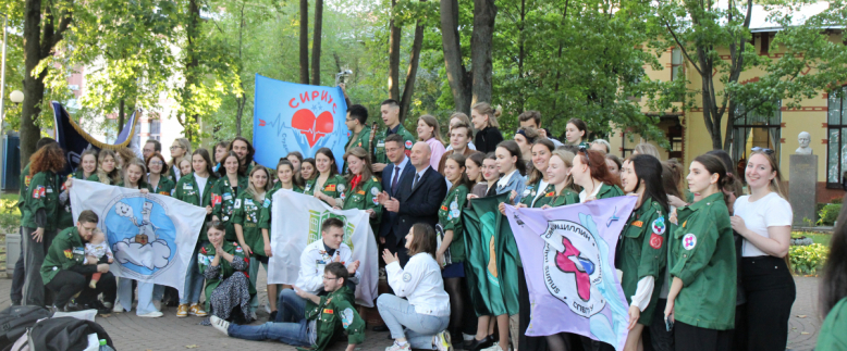 Это настоящая студенческая весна: в Педиатрическом университете наградили бойцов медицинских отрядов 44