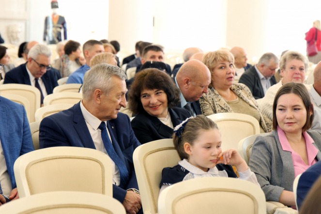 Губернатор отметил труд врачей Педиатрического университета 3