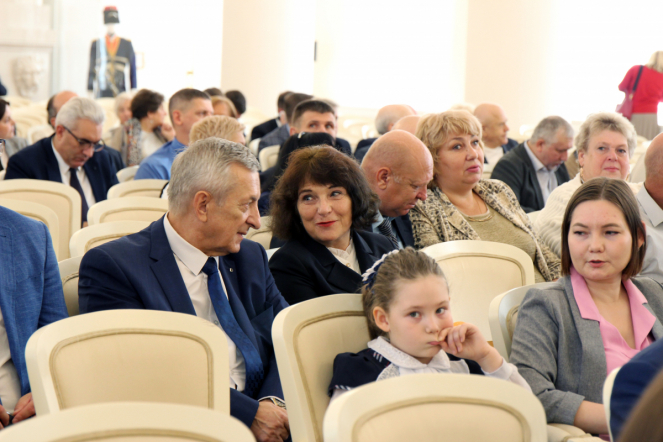 Губернатор отметил труд врачей Педиатрического университета 14