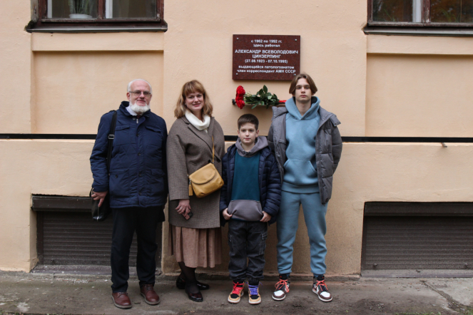В Педиатрическом университете открыли мемориальную доску выдающемуся патологу Александру Цинзерлингу 16