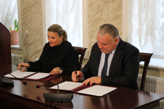 Педиатрический университет в кругу друзей: накануне Всемирного дня ребёнка в СПбГПМУ подписали соглашение с телеканалом «Санкт-Петербург» и приняли в дар картины 5