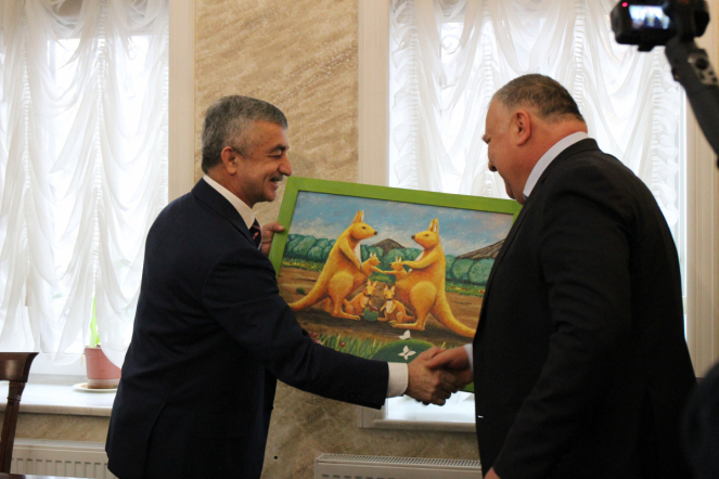 Педиатрический университет в кругу друзей: накануне Всемирного дня ребёнка в СПбГПМУ подписали соглашение с телеканалом «Санкт-Петербург» и приняли в дар картины 9