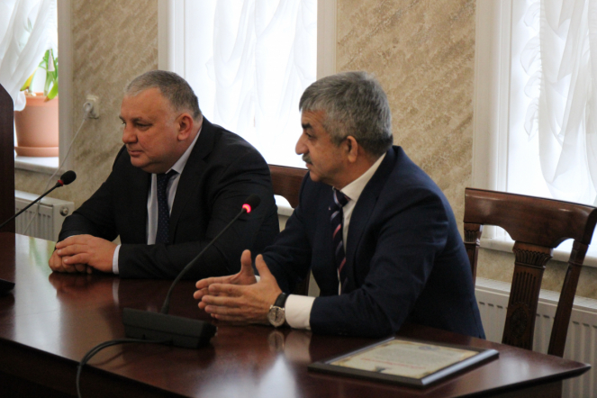 Педиатрический университет в кругу друзей: накануне Всемирного дня ребёнка в СПбГПМУ подписали соглашение с телеканалом «Санкт-Петербург» и приняли в дар картины 10