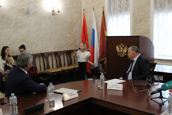 Педиатрический университет в кругу друзей: накануне Всемирного дня ребёнка в СПбГПМУ подписали соглашение с телеканалом «Санкт-Петербург» и приняли в дар картины 13