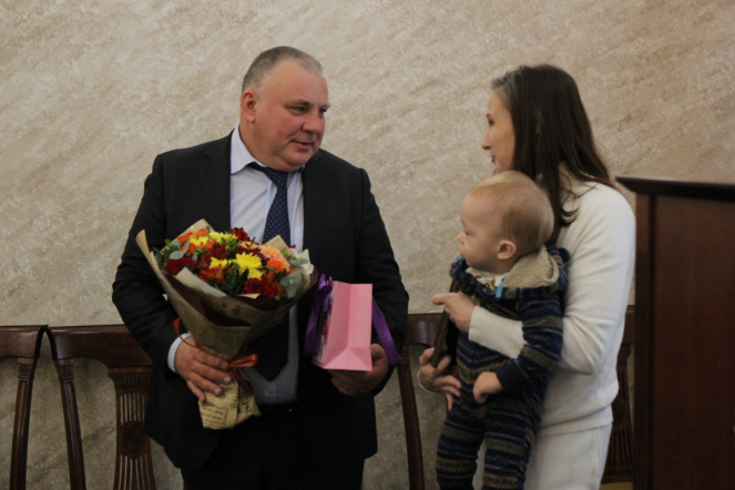 Педиатрический университет в кругу друзей: накануне Всемирного дня ребёнка в СПбГПМУ подписали соглашение с телеканалом «Санкт-Петербург» и приняли в дар картины 15