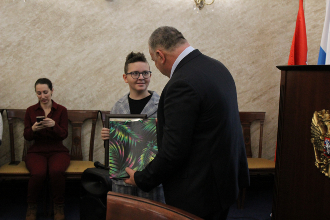 Педиатрический университет в кругу друзей: накануне Всемирного дня ребёнка в СПбГПМУ подписали соглашение с телеканалом «Санкт-Петербург» и приняли в дар картины 16