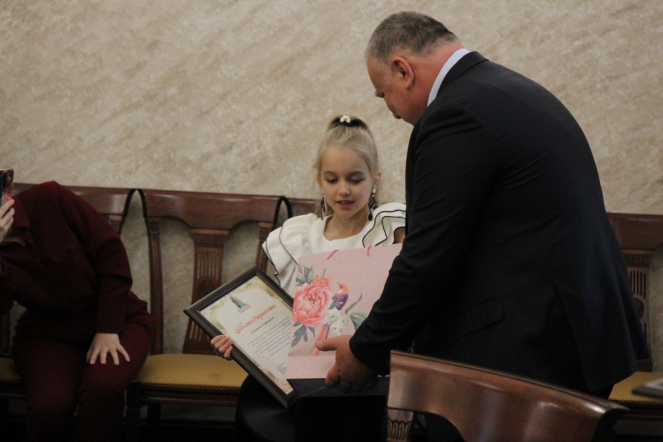 Педиатрический университет в кругу друзей: накануне Всемирного дня ребёнка в СПбГПМУ подписали соглашение с телеканалом «Санкт-Петербург» и приняли в дар картины 17