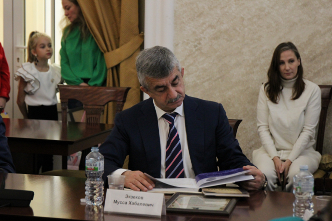 Педиатрический университет в кругу друзей: накануне Всемирного дня ребёнка в СПбГПМУ подписали соглашение с телеканалом «Санкт-Петербург» и приняли в дар картины 23