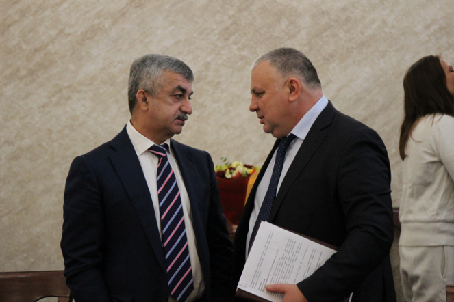 Педиатрический университет в кругу друзей: накануне Всемирного дня ребёнка в СПбГПМУ подписали соглашение с телеканалом «Санкт-Петербург» и приняли в дар картины 24