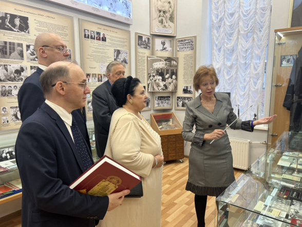 Глава Дома Романовых посетила Педиатрический университет 14