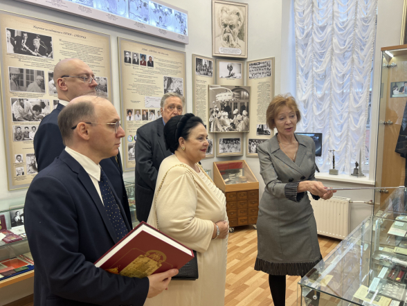 Глава Дома Романовых посетила Педиатрический университет 15