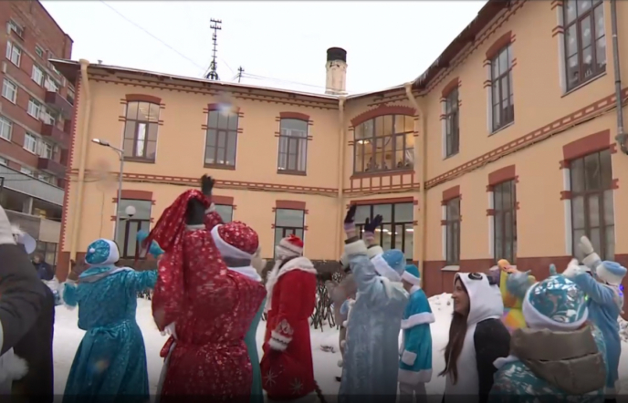 Деды Морозы и Снегурочки посетили Педиатрический университет