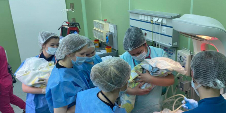 Губернатор Александр Беглов поздравил семью из Санкт-Петербурга с рождением тройни