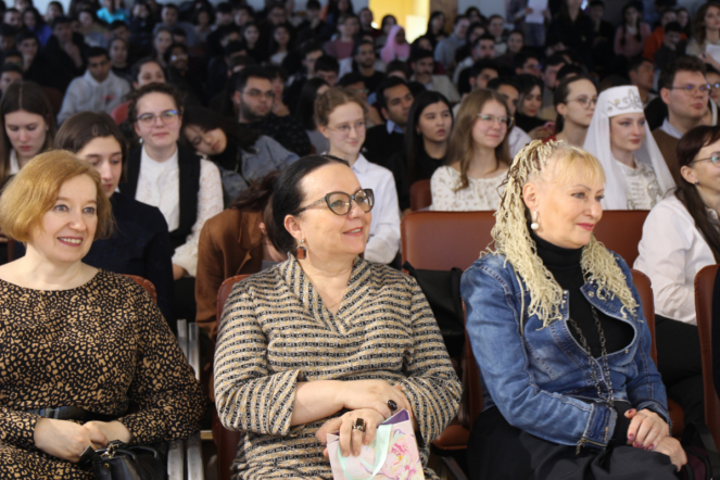 В Педиатрическом университете прошел ежегодный фольклорный фестиваль «Краски мира» 12