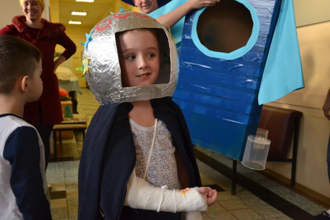 Студенты-волонтеры отправились в космическое путешествие с маленькими пациентами 1