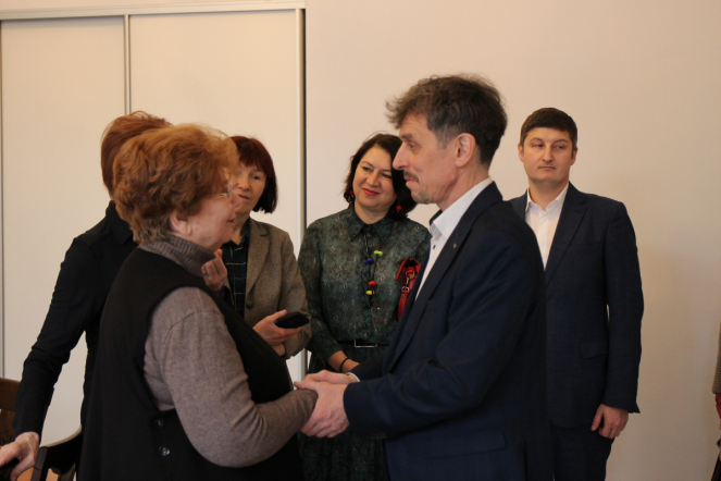 В Педиатрическом университете открыли выставку работ петербургского художника Роберта Мифа 11