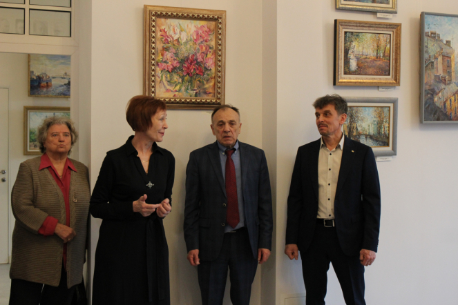 В Педиатрическом университете открыли выставку работ петербургского художника Роберта Мифа 17