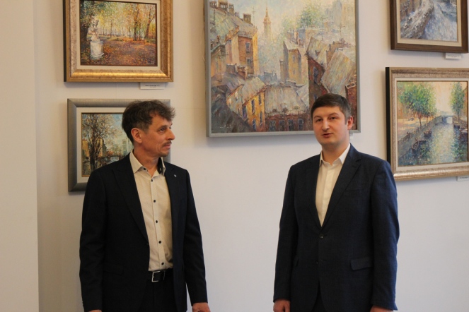 В Педиатрическом университете открыли выставку работ петербургского художника Роберта Мифа 21