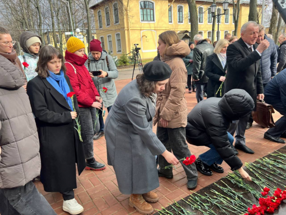 Студенты и преподаватели Педиатрического университета почтили память погибших в результате теракта в «Крокус Сити Холл» 3