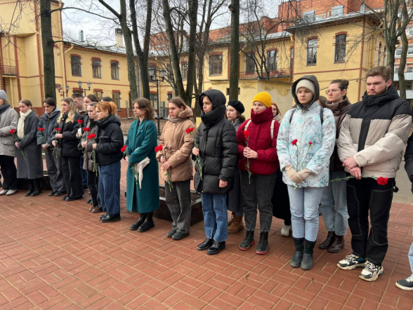 Студенты и преподаватели Педиатрического университета почтили память погибших в результате теракта в «Крокус Сити Холл» 7