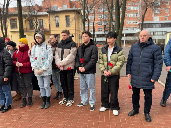 Студенты и преподаватели Педиатрического университета почтили память погибших в результате теракта в «Крокус Сити Холл» 11