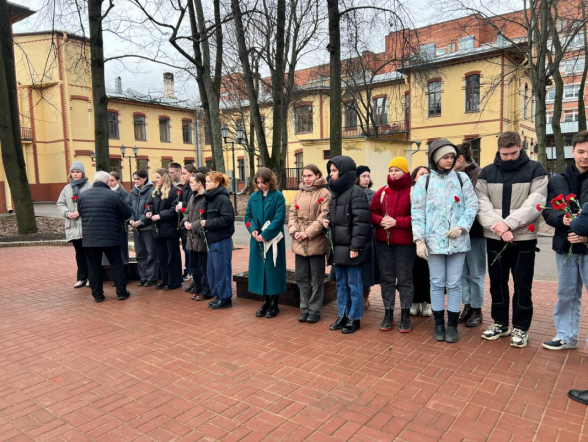 Студенты и преподаватели Педиатрического университета почтили память погибших в результате теракта в «Крокус Сити Холл» 12