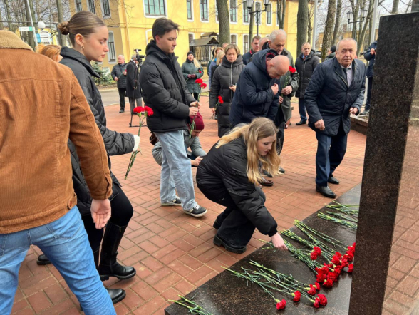 Студенты и преподаватели Педиатрического университета почтили память погибших в результате теракта в «Крокус Сити Холл» 13