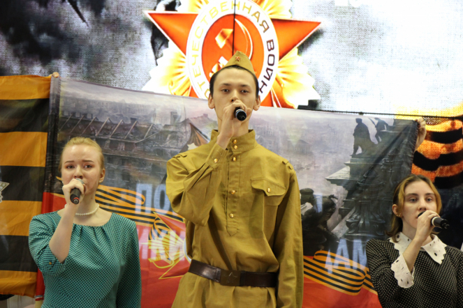 Студенты Педиатрического университета исполнили песни Победы 8