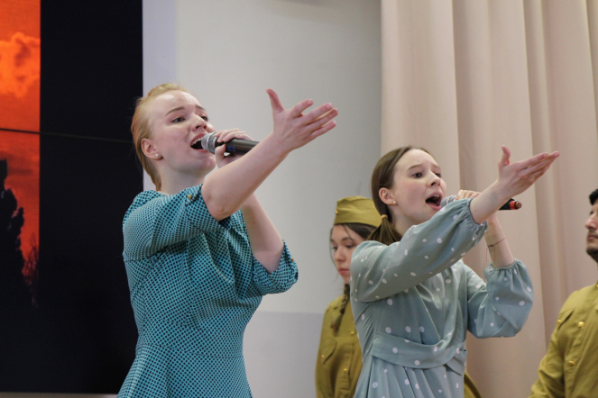 Студенты Педиатрического университета исполнили песни Победы 35