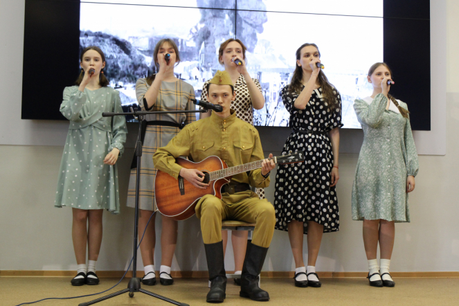 Студенты Педиатрического университета исполнили песни Победы 40