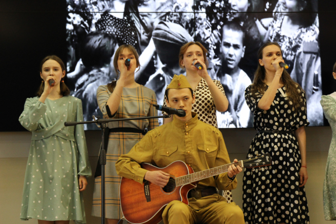 Студенты Педиатрического университета исполнили песни Победы 41