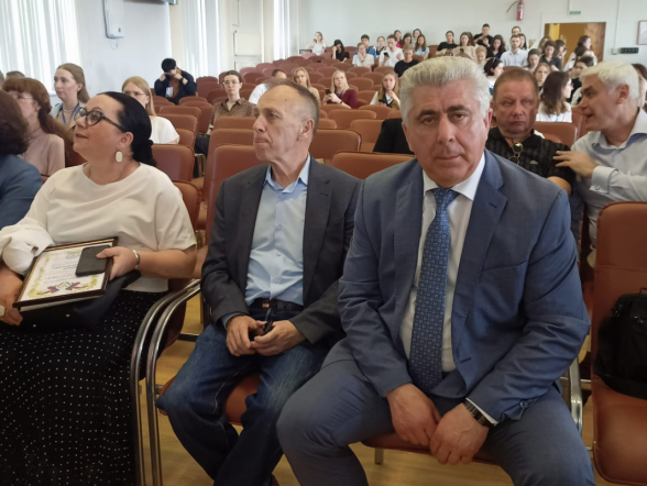 Церемония открытия конгресса ординаторов началась с награждения студентов вуза, оказавших помощь посетителю торгово-развлекательного комплекса «Европолис» 1