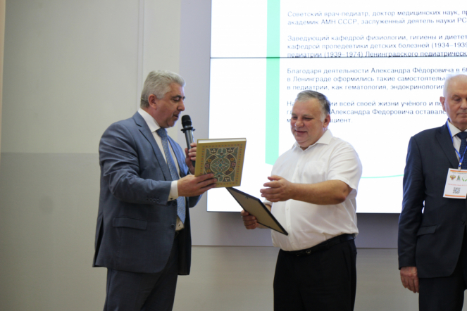 Церемония открытия конгресса ординаторов началась с награждения студентов вуза, оказавших помощь посетителю торгово-развлекательного комплекса «Европолис» 8