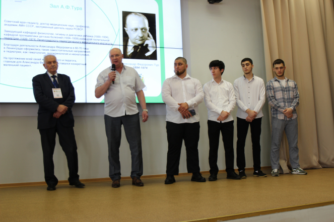 Церемония открытия конгресса ординаторов началась с награждения студентов вуза, оказавших помощь посетителю торгово-развлекательного комплекса «Европолис» 11